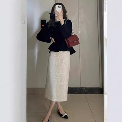 朝の秋の服と韓国ドラマの富家の娘のセットを合わせて、小香風の黒いベルベットのワンピースの2つのセットを着ます。