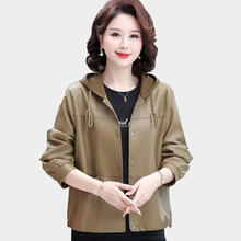 妈妈秋装皮衣短外套洋气新款中老年女装小个子皮夹克连帽pu皮上衣