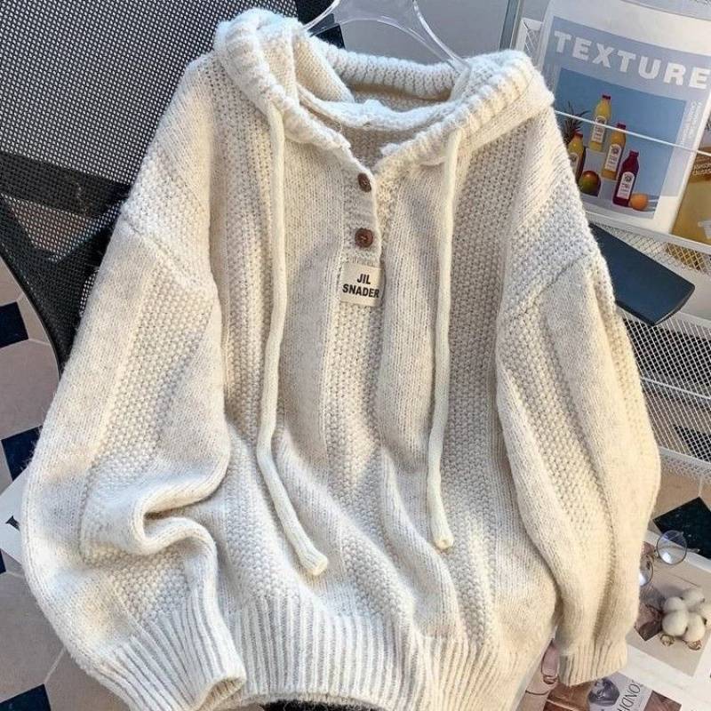 怠惰な風がゆったりしていて、帽子のセーターの女性は秋冬外に厚い韓国系ニットの上着を着ています。|undefined