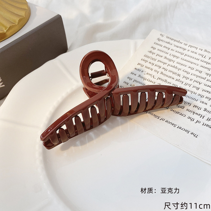 韓国の優雅な雰囲気のお風呂は髪をつかんで髪を挟みます。|undefined