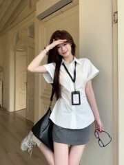 韓国系の白いpolo襟半袖シャツの女性服の夏のしわの修身シャツのデザイン感があります。