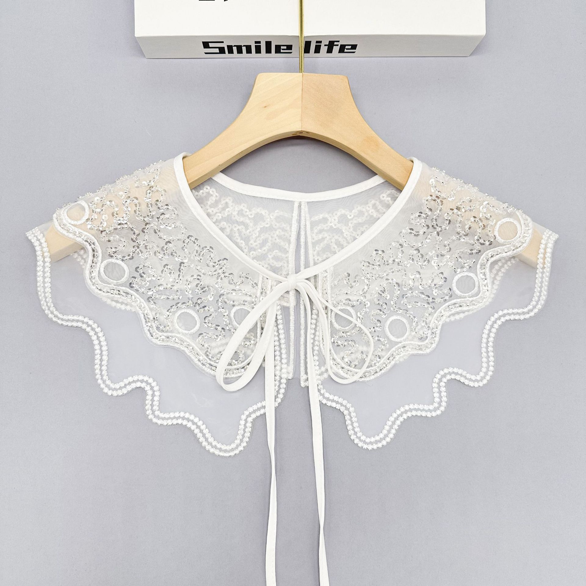 Negro y blanco doble encaje cuello falso cuentas decoración de niños suéter vestido chaqueta cuello transparente en stock image 3