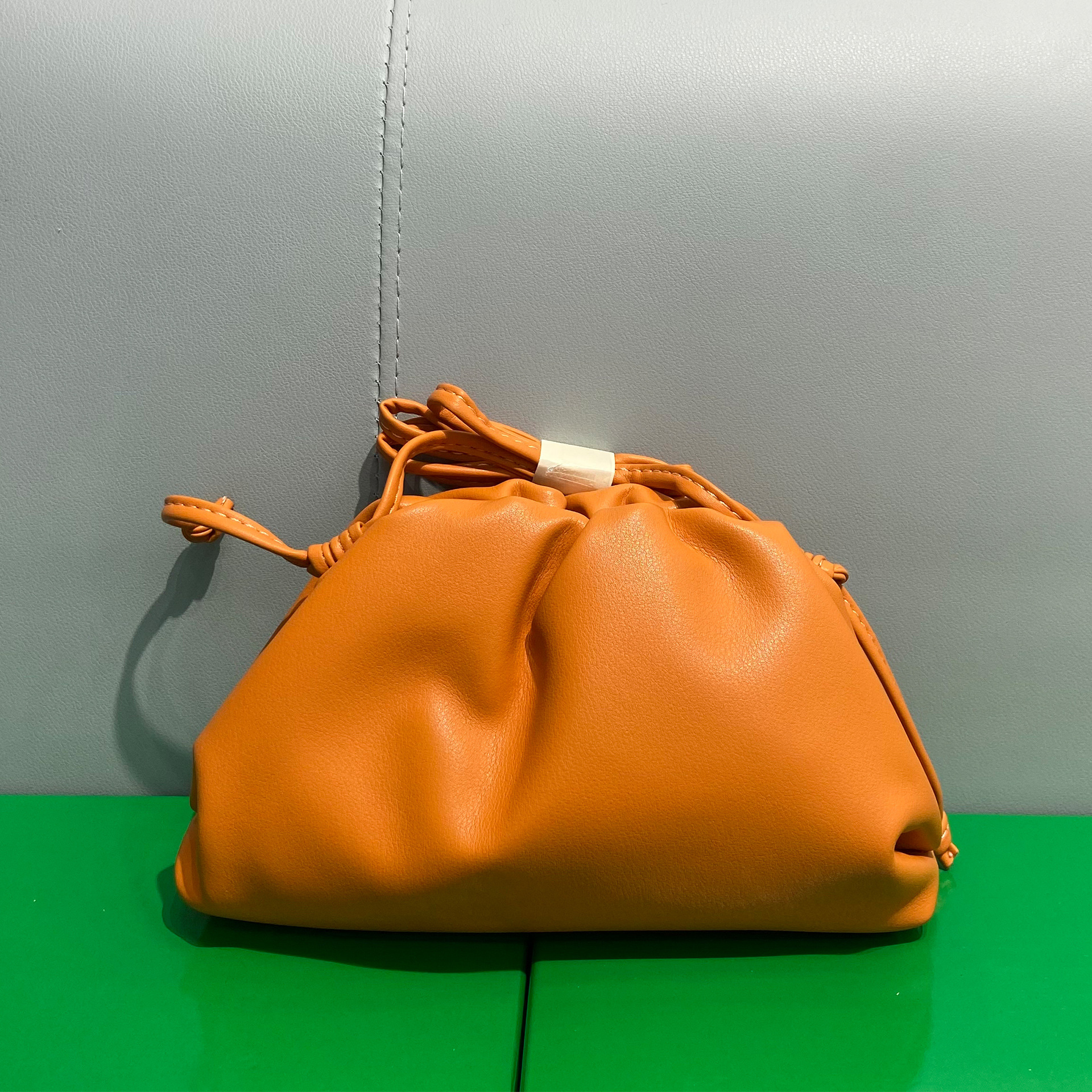 thumbnail image 1 of Bolso de nube con clip plisado, bolso pequeño para mujer, versión coreana 2023, nuevo bolso rojo de red para mujer, bolso de hombro, bolso de mensajero naranja uno, 1 of 2