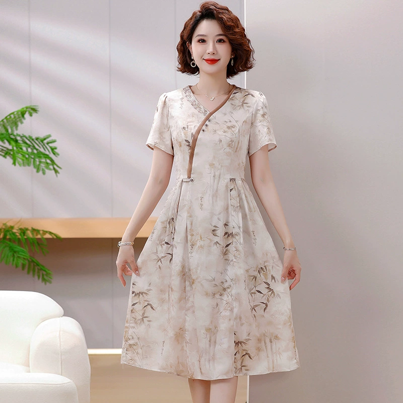 Мама одевает летнее платье юбка с короткими рукавами