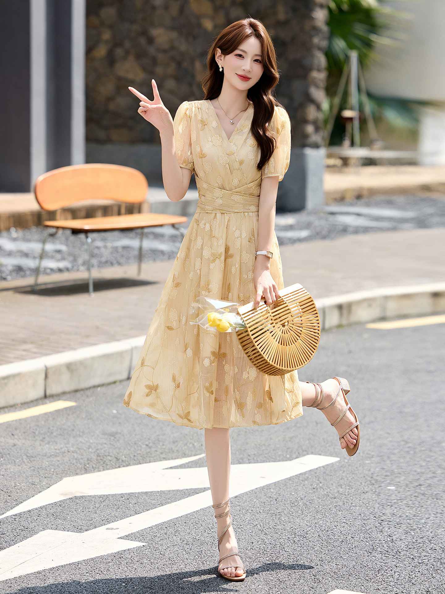 Đầm maxi nữ thắt eo tay bồng họa tiết hoa nhỏ cổ chữ V phong cách tea dress — Màu hồng, màu vàng