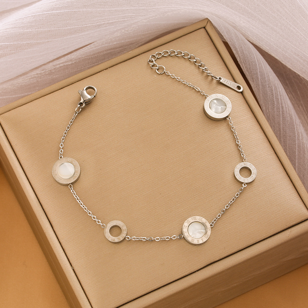 Pulsera de trébol de acero titanium vendedora caliente transfronteriza europea y americana con incrustaciones de concha pulsera colgante pulsera de diseño avanzado sin desvanecimiento al por mayor