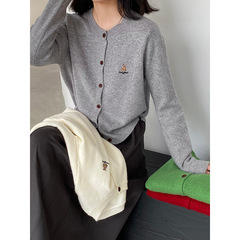 江左 软糯小熊刺绣长袖针织衫女早秋灰色开衫毛衣外套 0668
