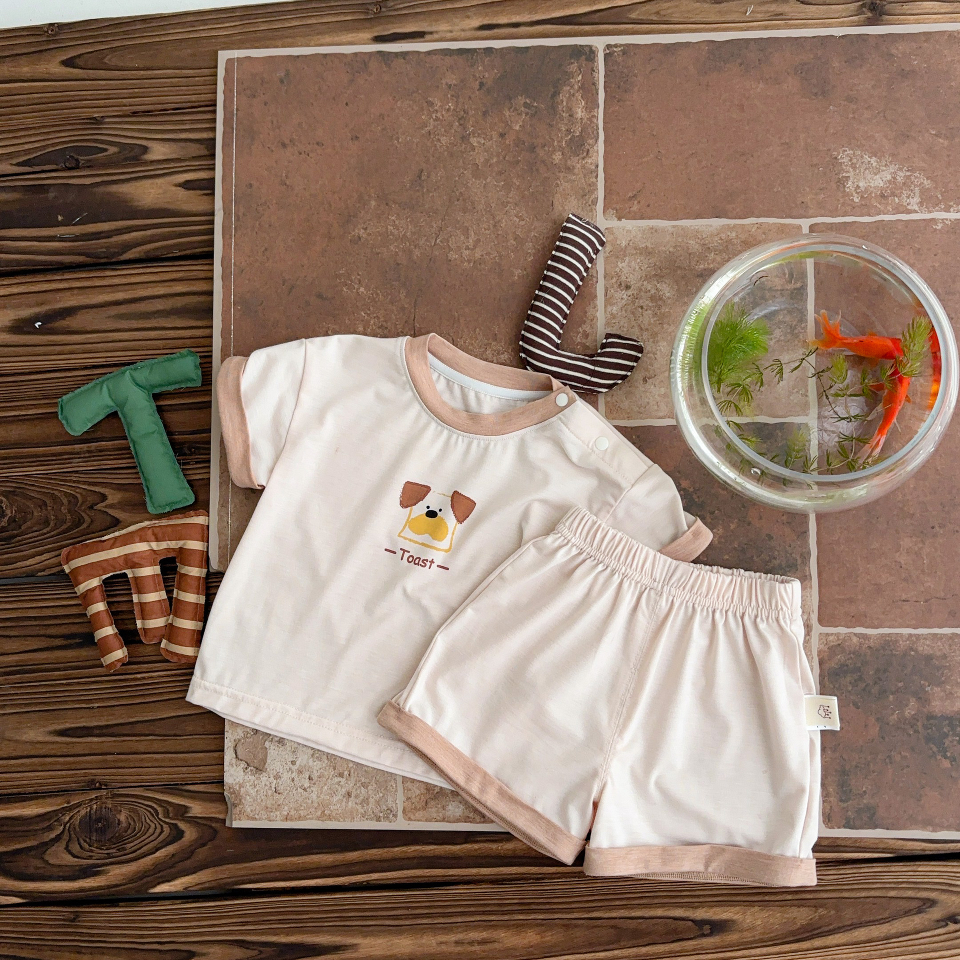 Traje para niños nuevo estilo ropa de verano para niños estilo coreano nuevo traje de pantalones cortos de manga corta para bebés y niños pequeños fuera de dos piezas