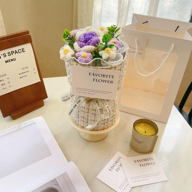 卒業シーズンのニットの毛糸のバラの花束の中で大学入試は卒業を祝福します。|undefined