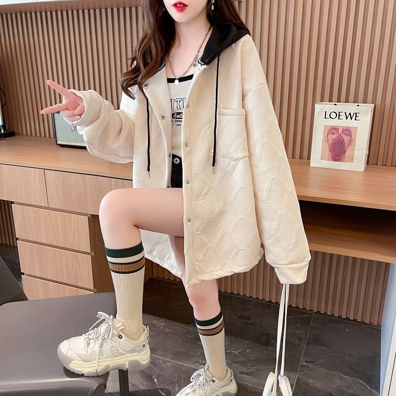 カジュアルなパーカーの女性はだらだらしています。|undefined