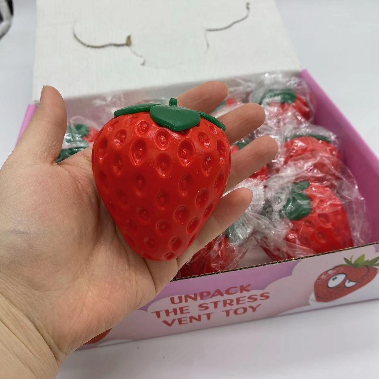 Vent juguetes pizca simulación de música fresa truco simulación fruta descompresión nuevos juguetes exóticos 2 yuanes grandes almacenes