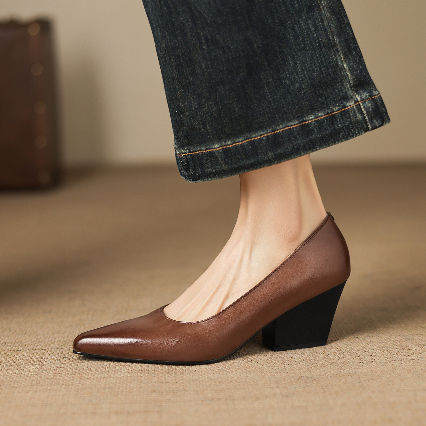 Giày cao gót nữ mũi nhọn da bò thật gót 6 cm — màu nâu