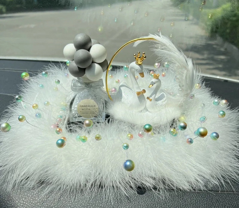 Adornos de automóviles Bola de diamantes de imitación Botella de aromaterapia Adornos de automóviles Consola central Decoración de automóviles Suministros internos de automóviles Net Red de plástico para mujeres