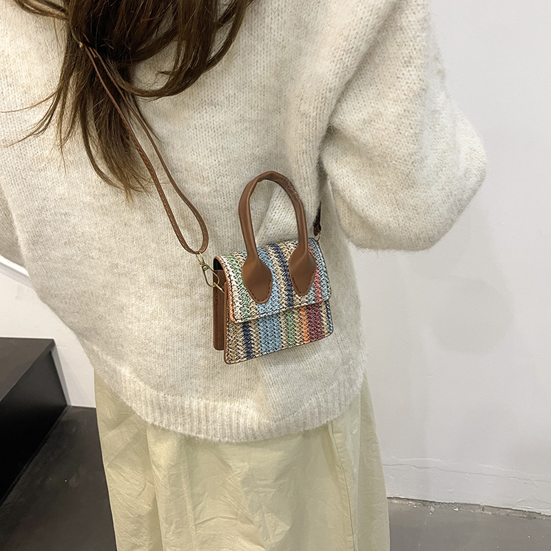 Borsa a tracolla in paglia intrecciata alla moda da donna, piccola borsa quadrata a righe arcobaleno, per l'uso in spiaggia durante le vacanze estive_voghion.com