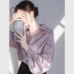 今年起爆した紫色のサテンジャカードシャツの女性モデル2025早春の新型独特の美しいフランス長袖上着