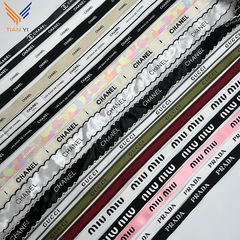 赤い本のプリントのリボンの小さい香りの大きい札の蝶結びのリボンの靴は花芸の贈り物の箱を飾って補助材料を包装します。