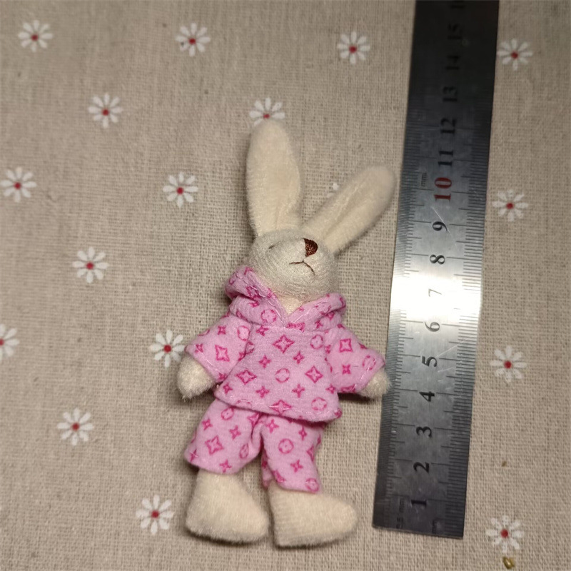 8cm 길이의 다리가 있는 토끼에게만 적합합니다. 핑크색 옷 + 바지(세트)만 판매되며 토끼는 판매되지 않습니다.