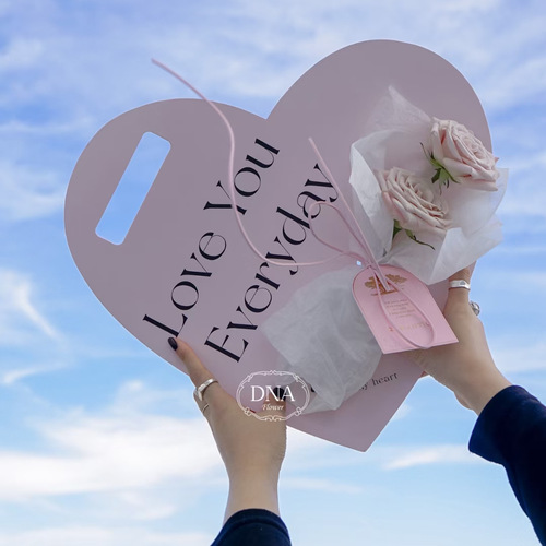 Valentine's Day hand-held flower box, heart-shaped flower handbag, single rose bouquet packaging, floral gift box, flower box