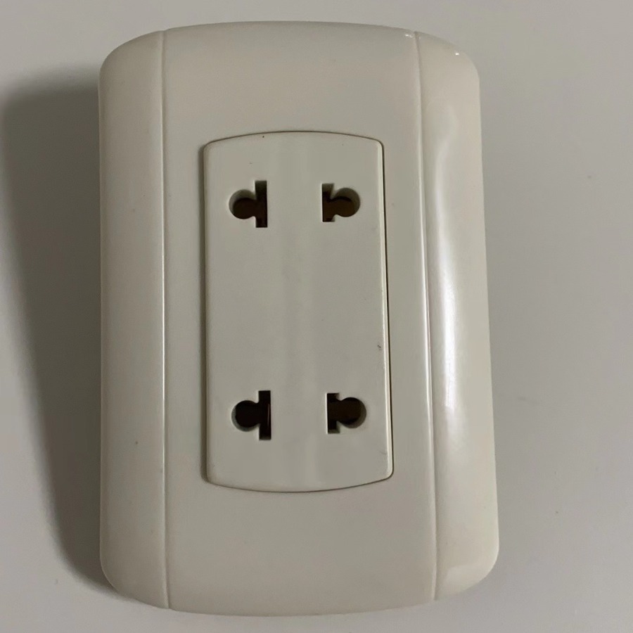 源头企业制造南美CJ022R二位圆扁插座 ABS铜配件插座