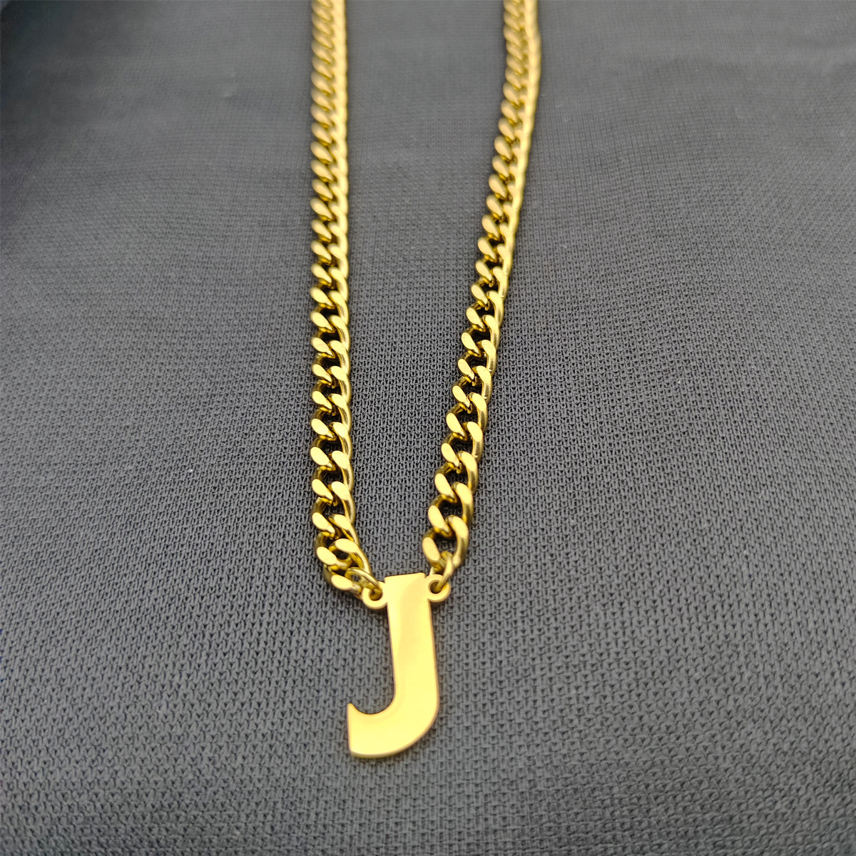 Collar de cadena cubana de acero inoxidable estilo hip-hop con apellidos europeos y americanos, colgante de letra mayúscula de oro de 18K con 26 letras.