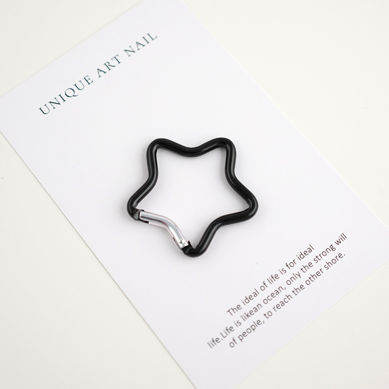 バックパックにフックを掛けて登山ボタンを掛けます。