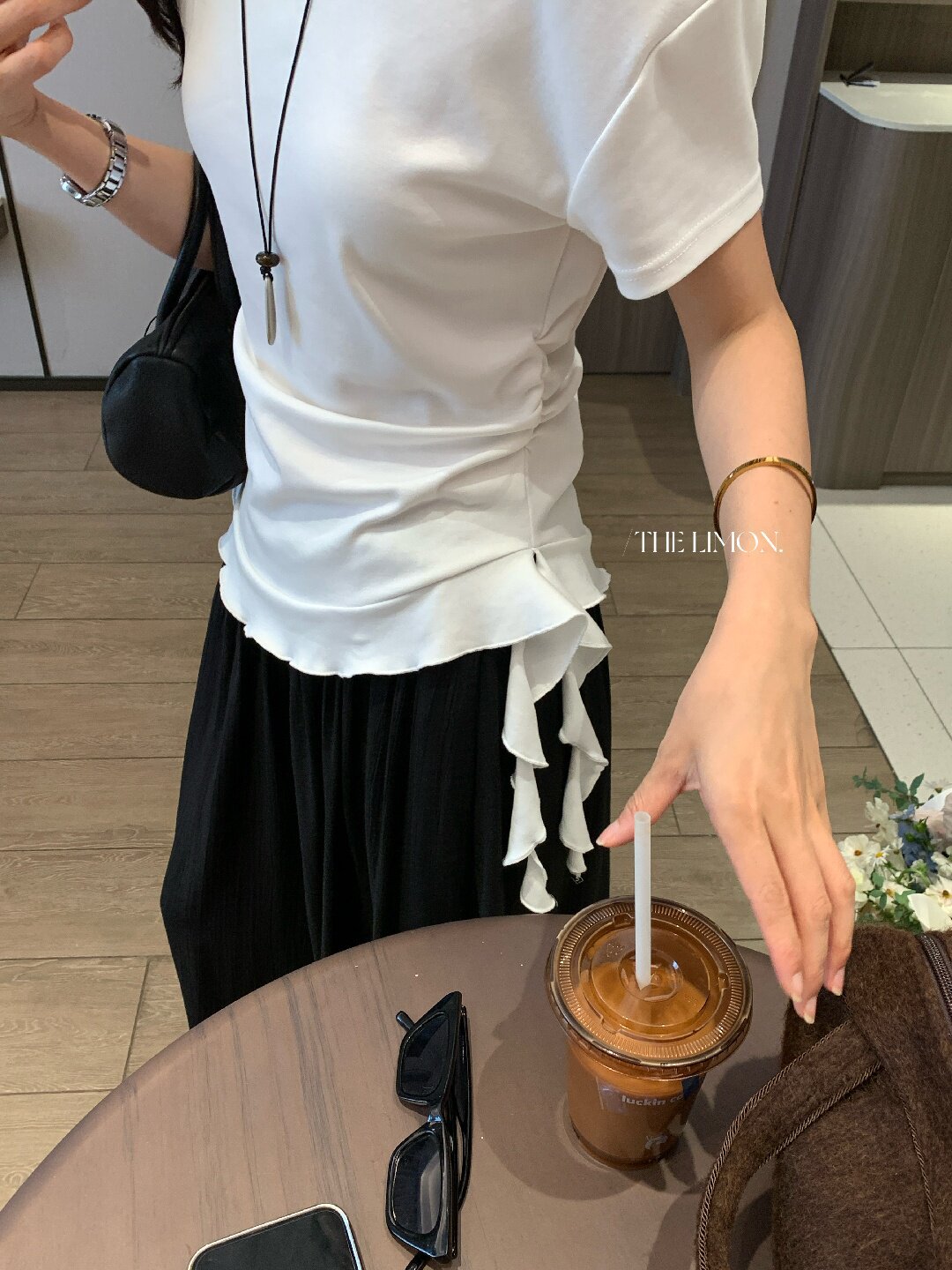 Áo thun nữ tay ngắn thiết kế lệch vai, dây rút eo, phong cách Hàn Quốc — màu đen, Màu cà phê, màu trắng, Xám hoa chi tiết 26