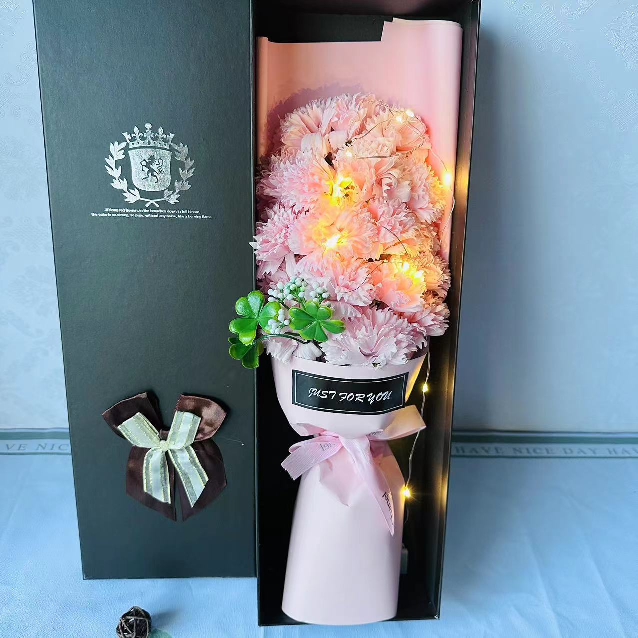 Weihnachtsgeschenke: Seifenblumen-Geschenkbox mit 19 Rosen und Nelken – ideal als Valentinstags-, Geburtstags- oder Muttertagsgeschenk._voghion.com