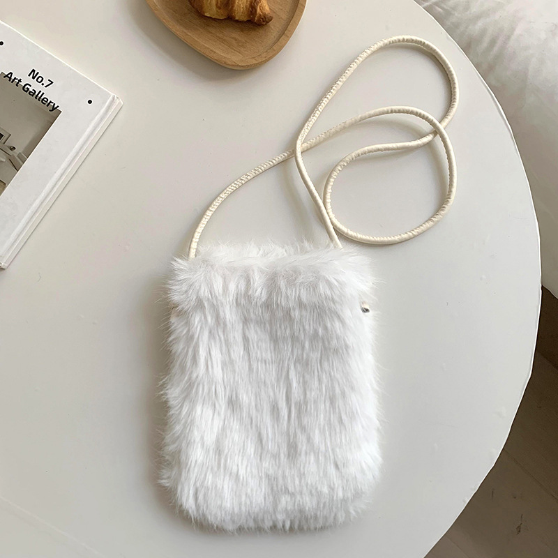 Bolso de mano de mujer de otoño / invierno 2025, nuevo estilo de moda, bolso de teléfono móvil de peluche pequeño y exquisito, bolso de hombro.