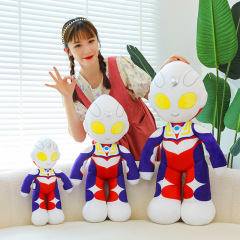 ウルトラマンぬいぐるみ男の子のベッドの上で枕を抱いて人形をなだめます。