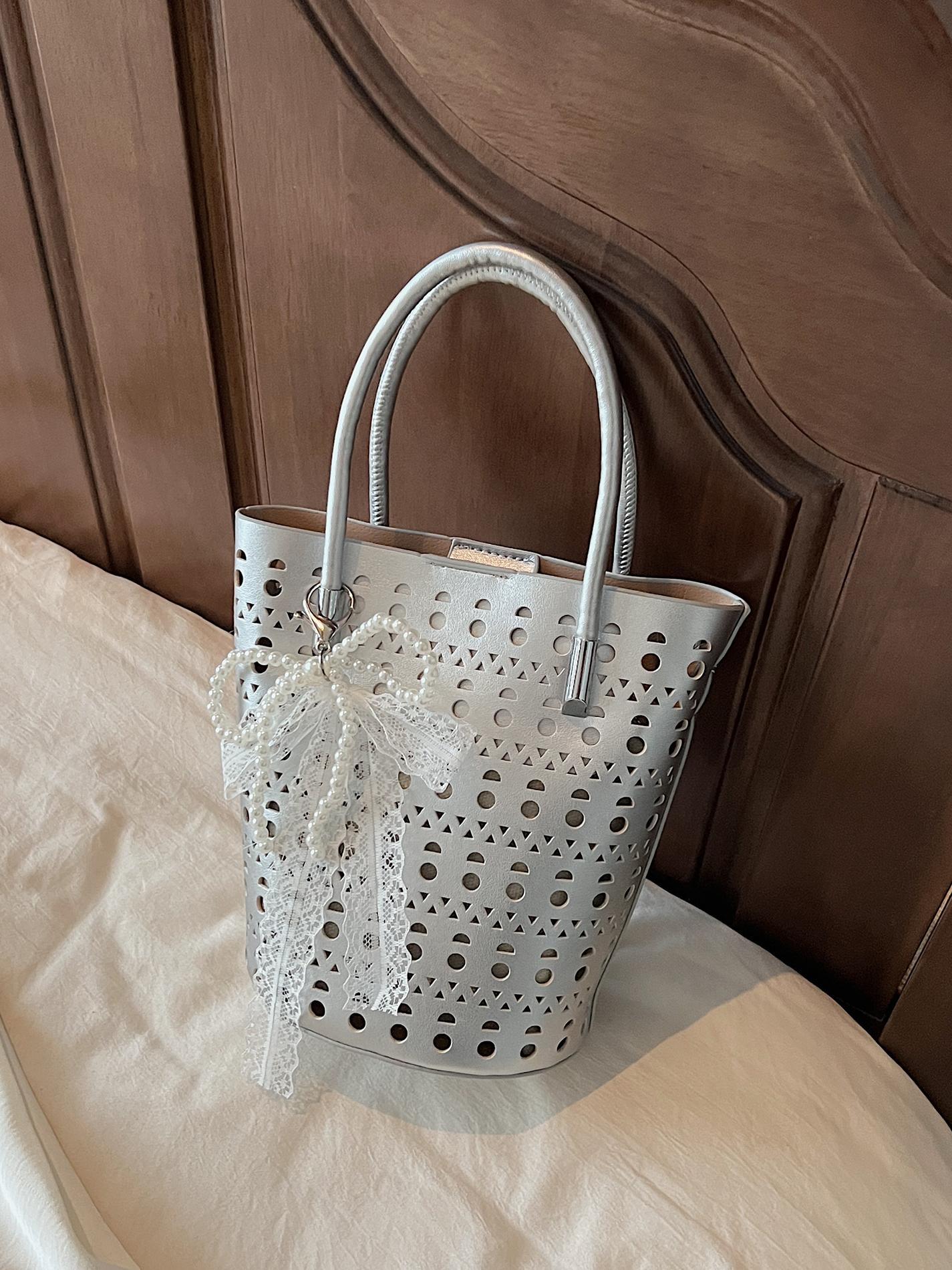 Bolsa de balde hueca de verano para mujeres 2025 nuevo nicho de moda versátil bolso de hombro bolsa de tendencia casual