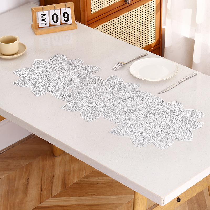 Alfombrilla de mesa larga de flor de oro púrpura hueca, bandeja de comedor simple europea, aislamiento térmico, pvc, mesa impermeable y a prueba de aceite, bandera al por mayor