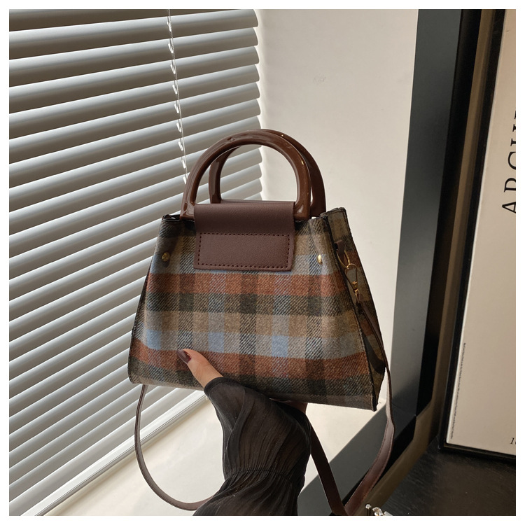This is a trendy and stylish single-shoulder underarm bag with a contrasting color for the autumn of 2024. It features a unique design and is retro and individualistic undefined