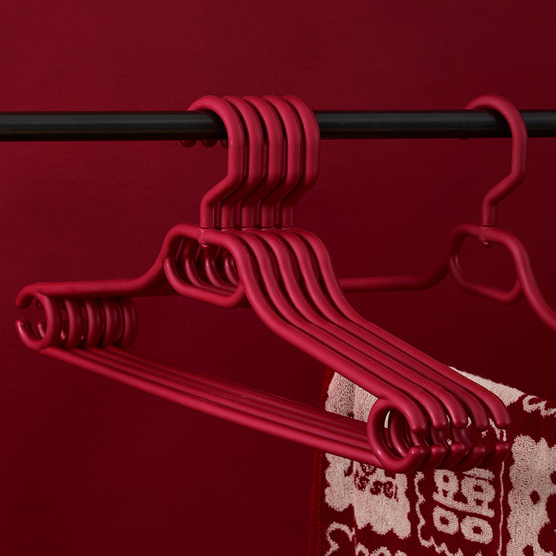 Suministros DE BODA rojo ropa festiva percha antideslizante inconsútil percha de la boda dote de plástico percha