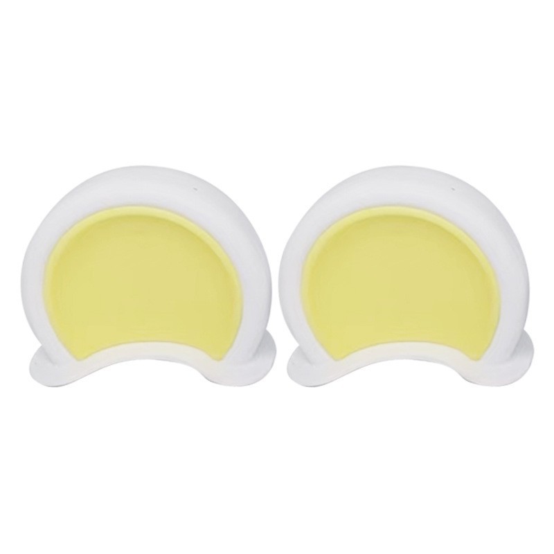 곰 귀는 흰색과 노란색