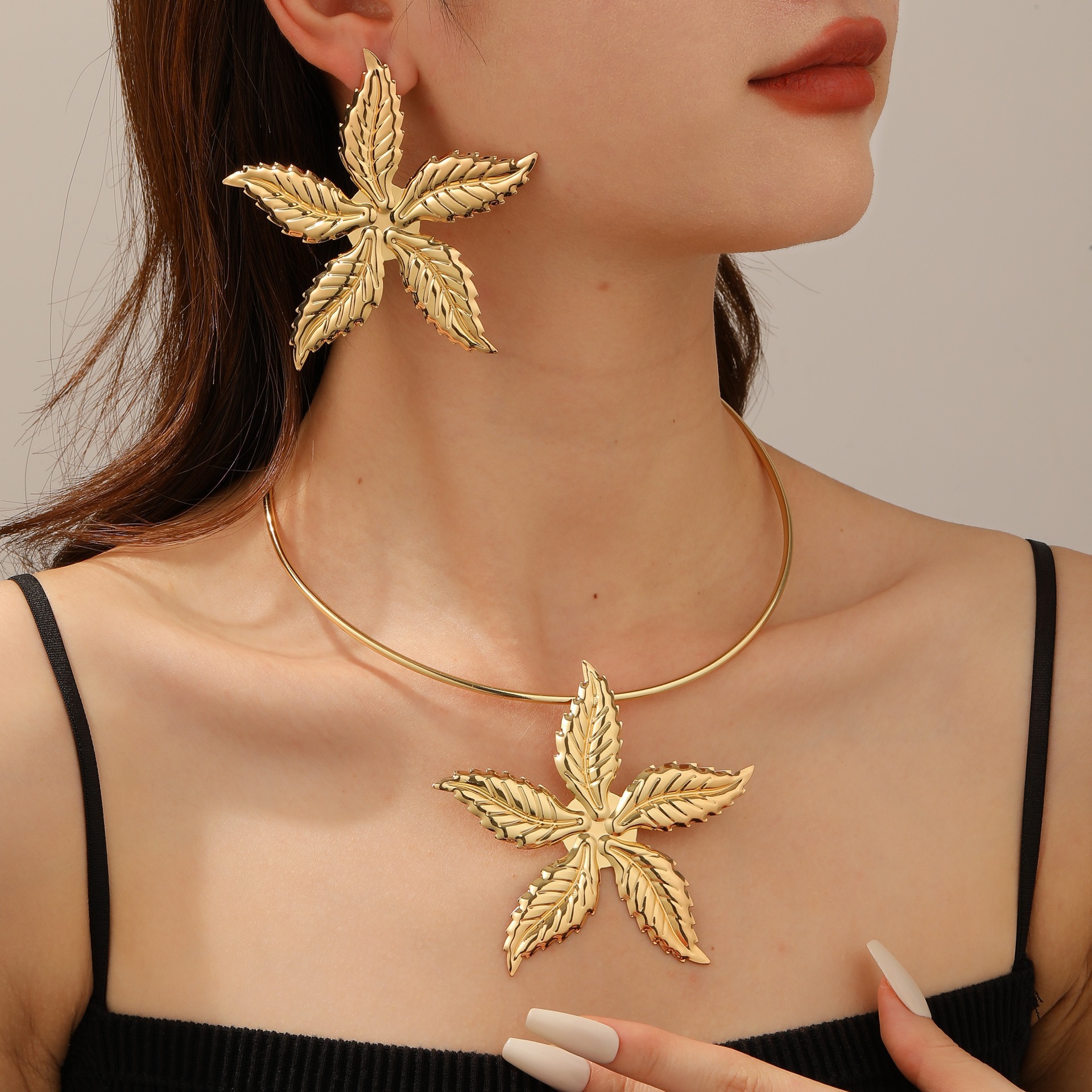 Joyas transfronterizas europeas y estadounidenses collar de pétalos metálicos irregulares de moda simple collar de collar de hierro