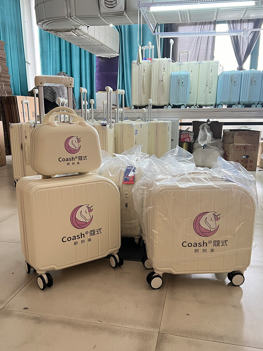 Patrón de logotipo personalizado de equipaje del fabricante Caja de carro de embarque de 18 pulgadas Impresión UV Graffiti Caja de regalo de la empresa para hombres y mujeres