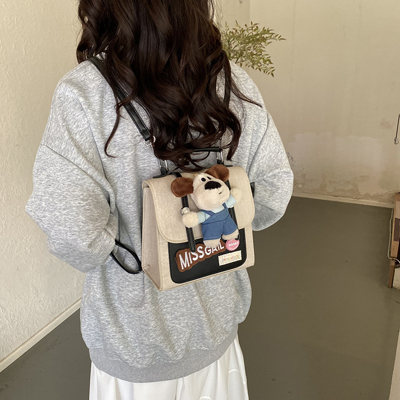 2026 nueva muñeca mochila de dibujos animados mujer textura mochila portátil nicho de viaje diario lindo bolso pequeño