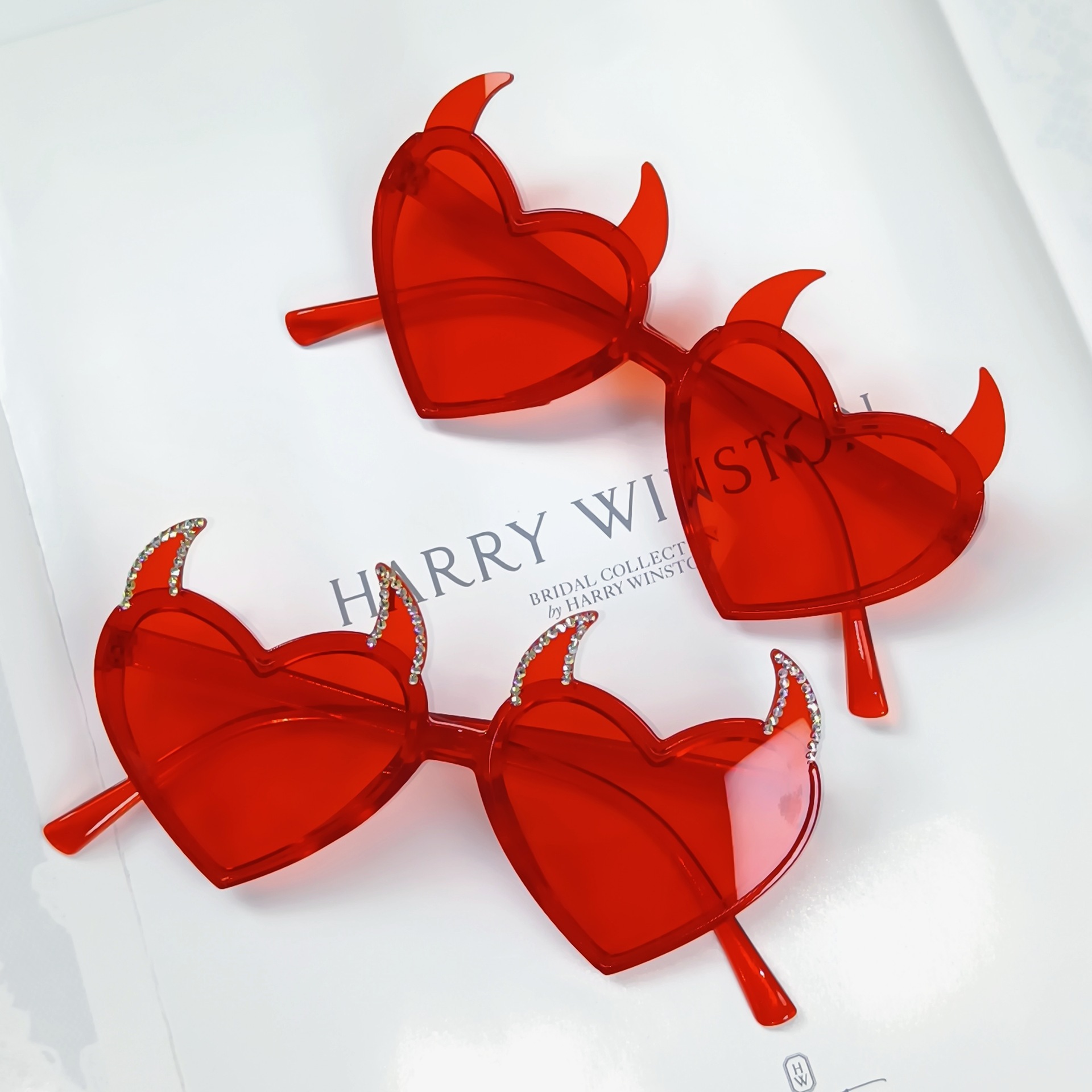 Cross-border Western and Eastern personalized devil horn glasses for women, retro niche Halloween party sunglasses, wholesale heart-shaped sunglasses