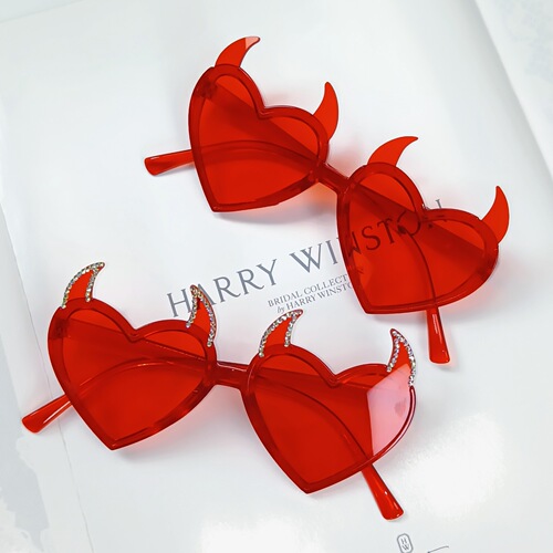 Cross-border Western and Eastern personalized devil horn glasses for women, retro niche Halloween party sunglasses, wholesale heart-shaped sunglasses