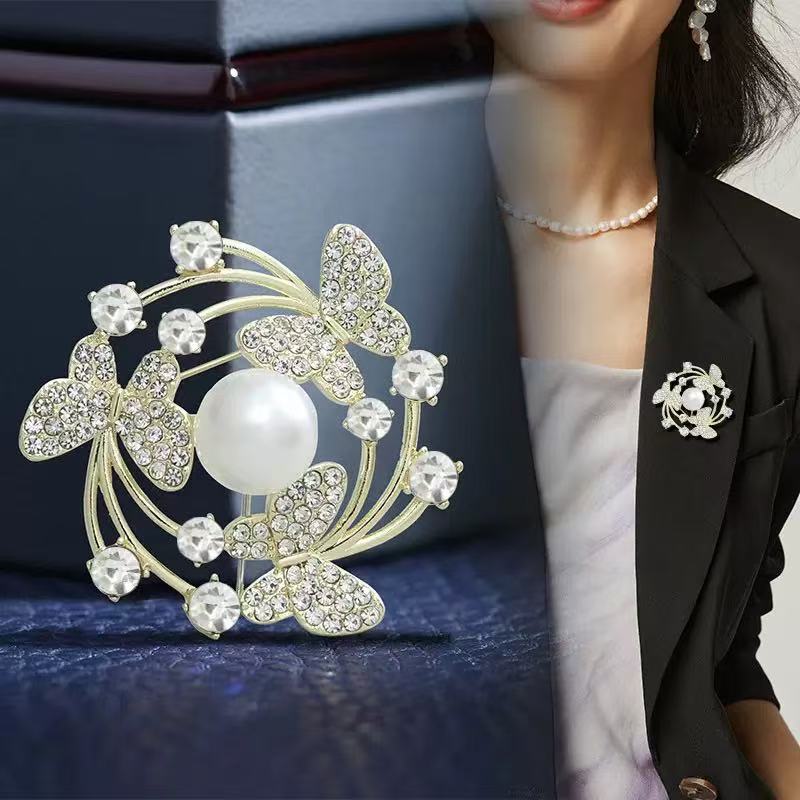 Elegant Camellia Pearl Brooch With Diamonds Alloy Clothing Pin_voghion.com