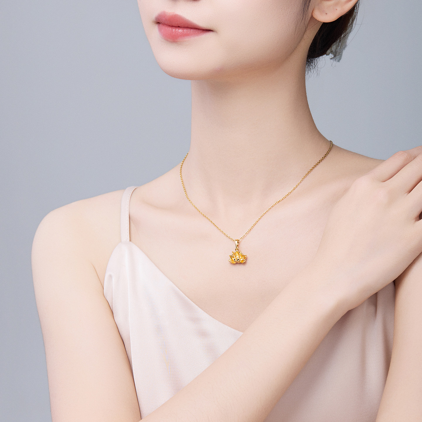 Xuping moda ligera de lujo imitación de oro de loto colgante simple colgante de aleación de cobre chapado 24k color temperamento simple accesorios al por mayor