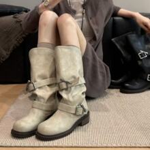 张元英同款靴子女2025秋冬新款褶皱显瘦中筒靴废土风皮带扣骑士靴