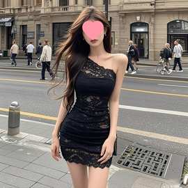 黑色斜肩蕾丝设计连衣裙女修身高冷气质金束腰纯欲包臀短裙