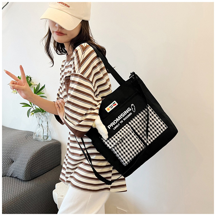 The new Korean-style cute nylon bag for class tutoring is a versatile checkered single-shoulder bag that is selling well (with a bear) undefined