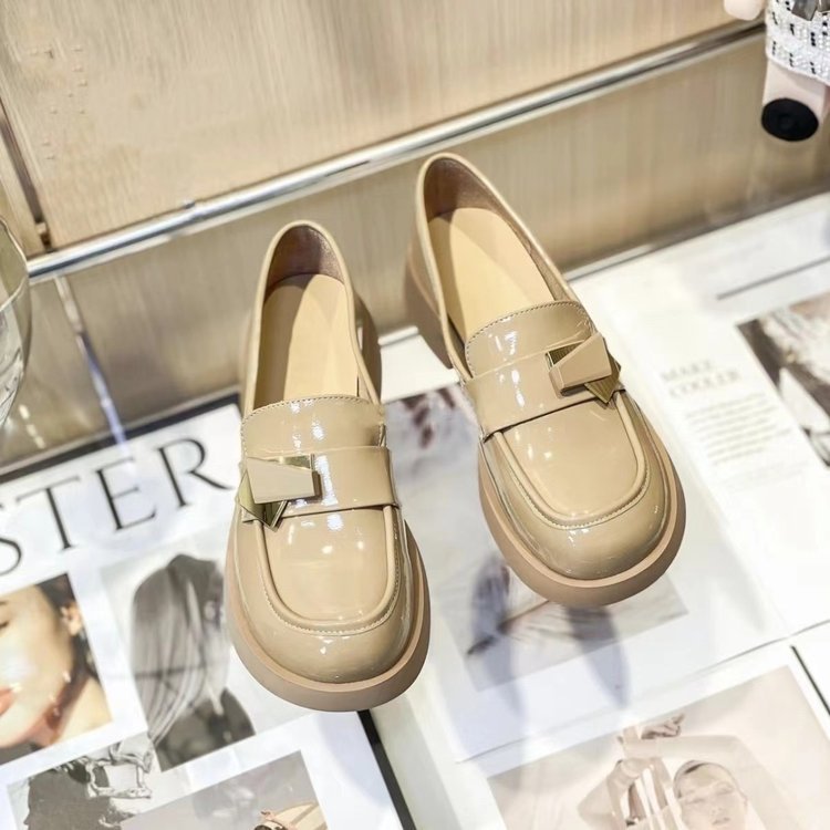 Loafer Frühjahr/Sommer 2024: Neue, dicksohlige Slipper mit hohem Absatz im Uniform-JK-Stil für Damen – ein modisches Highlight für den Frühling._voghion.com