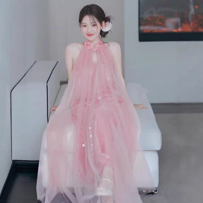 新中式晨袍女新娘当天便装小众轻婚纱气质粉色亮片露背挂脖连衣裙|undefined