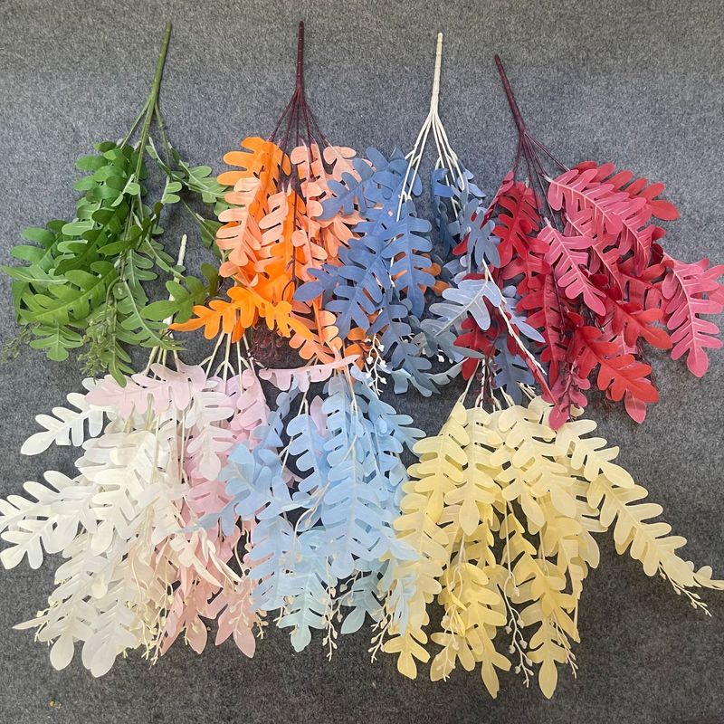 Decorate the Centipede Leaves in the Wedding Hall with Artificial Flowers