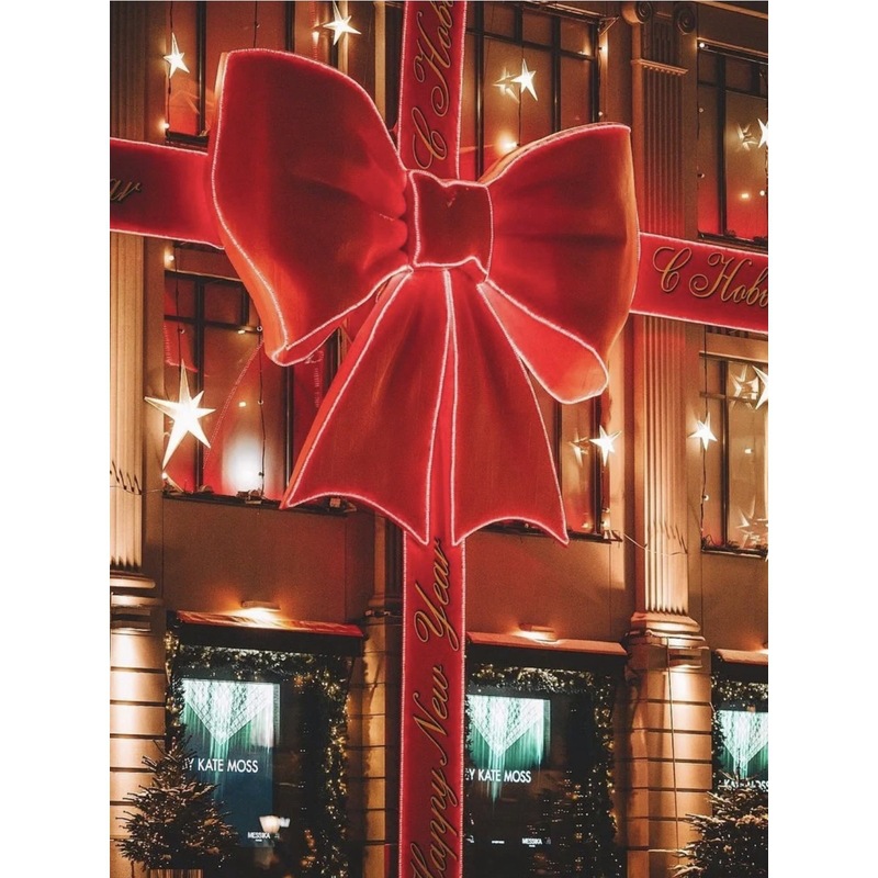 Navidad y Año Nuevo atmósfera decoración de arco luminoso gigante en la puerta del centro comercial arco supergrande