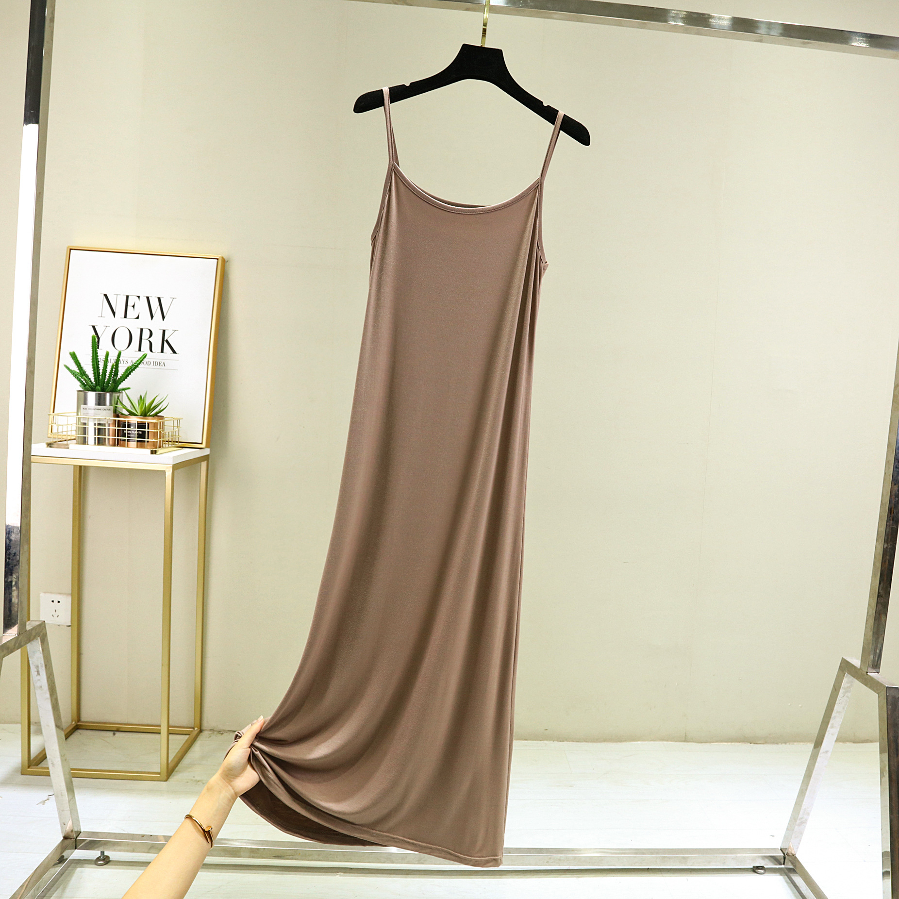 モーダルストラップのベストスカートの女性の夏の中には、袖なしのロングスカートの裏地が痩せている中長のワンピースがあります。