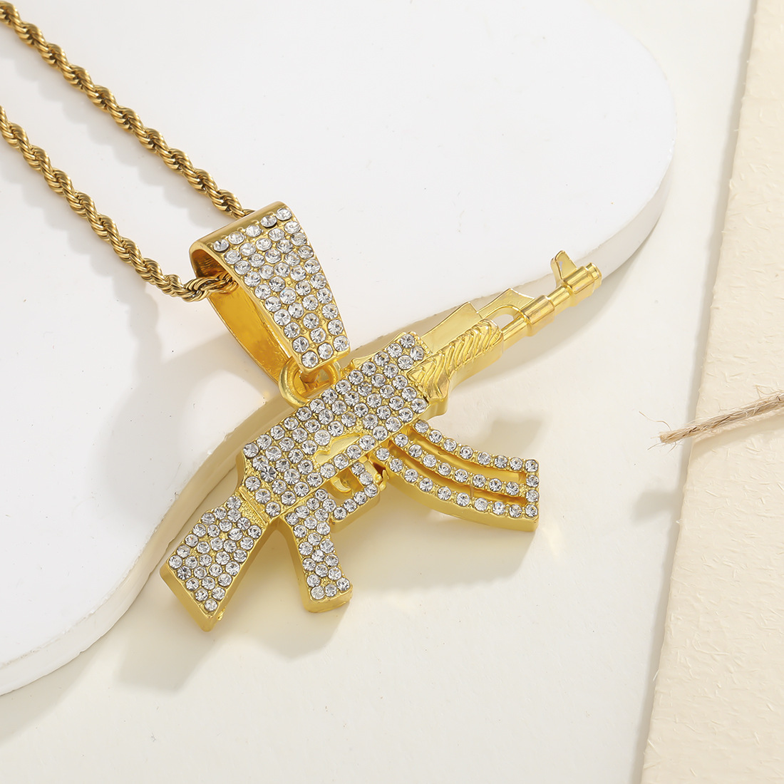 Cool y exagerado punk hip-hop hip-hop en Europa y América con collar colgante de pistola